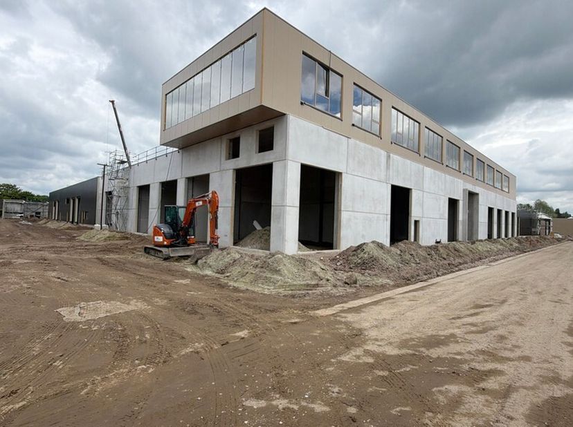 1.092,05m² de nouvel entrepôt à construire avec quai de chargement<br />
Emplacement : sur l'ancien site de Martal, sur la N1 avec un accès facile à l