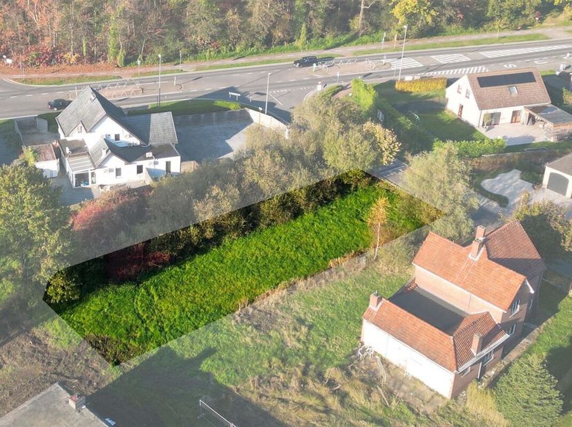 Gunstig gelegen bouwgrond van 5a 87ca voor een half open bebouwing <br />
Omgeving:<br />
+ Gelegen in een rustige, groene en residentiële woonomgevin