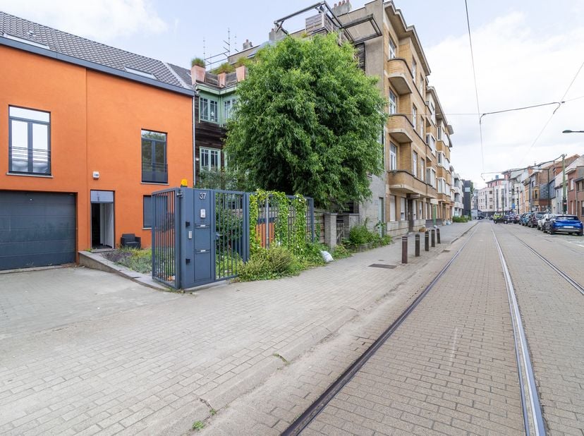UNIQUE à Uccle (limite Drogenbos) | Entrepôt de 170 m² + Maison de 150 m² (3ch) | Super rendement potentiel pour investisseur louant les deux unités s