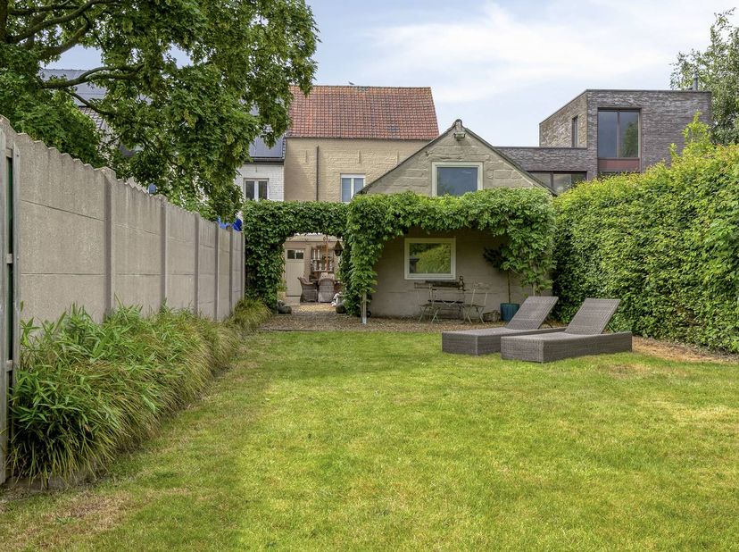 Als je op zoek bent naar een charmant huis op een uitstekende en centrale locatie, dan hoef je niet verder te zoeken. <br />
<br />
Zodra je de uitnod