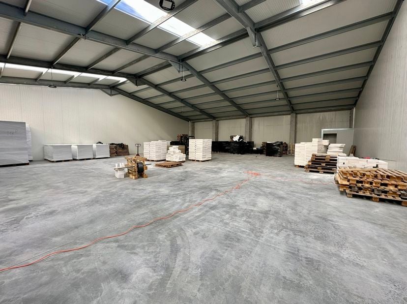 Centraal gelegen loods/stockageruimte op 2,3km van het op- en afrittencomplex E40 Aalst. Deze vernieuwde loods is bereikbaar via een afgesloten poort