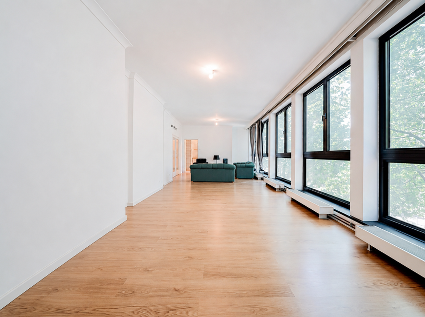 Easyhome Immobilier a le plaisir de vous présenter ce bel appartement 2 chambres, idéalement situé au 2ème étage du boulevard le plus prisé de Charler
