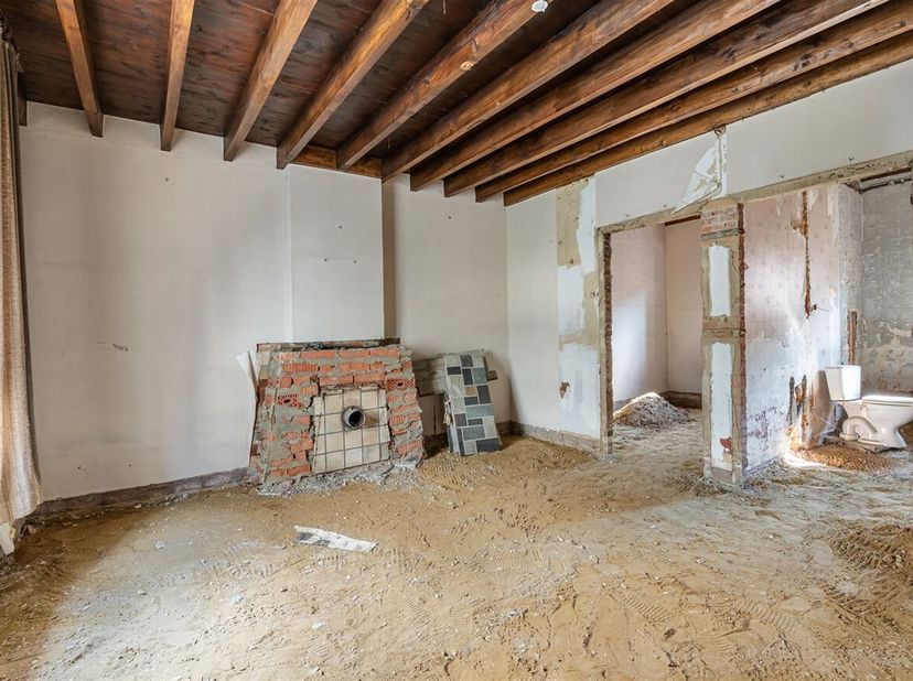 Charmante te renoveren woning op rustige ligging<br />
Ligging: <br />
Deze woning bevindt zich op een rustige locatie, met winkels, onderwijs en onts