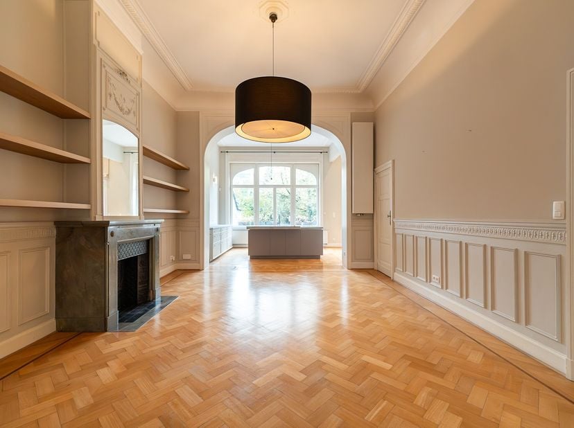 Située dans le quartier recherché Molière, cette maison de maître entièrement rénovée denviron 520 m² se distingue par son élégante façade en pierre d