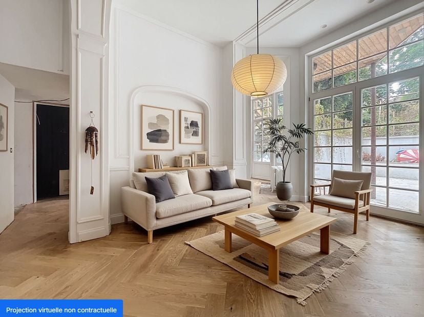 Dans une petite copropriété de 3 unités entièrement rénovée, cet appartement de rez-de-chaussée offre une superficie de 106 m².<br />
Il se compose d’