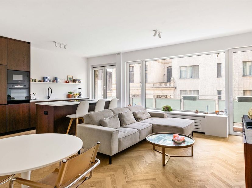 Ligging: Het appartement aan de Nerviërsstraat 1 in Antwerpen ligt op een centrale en goed bereikbare locatie, op wandelafstand van het Stadspark. De