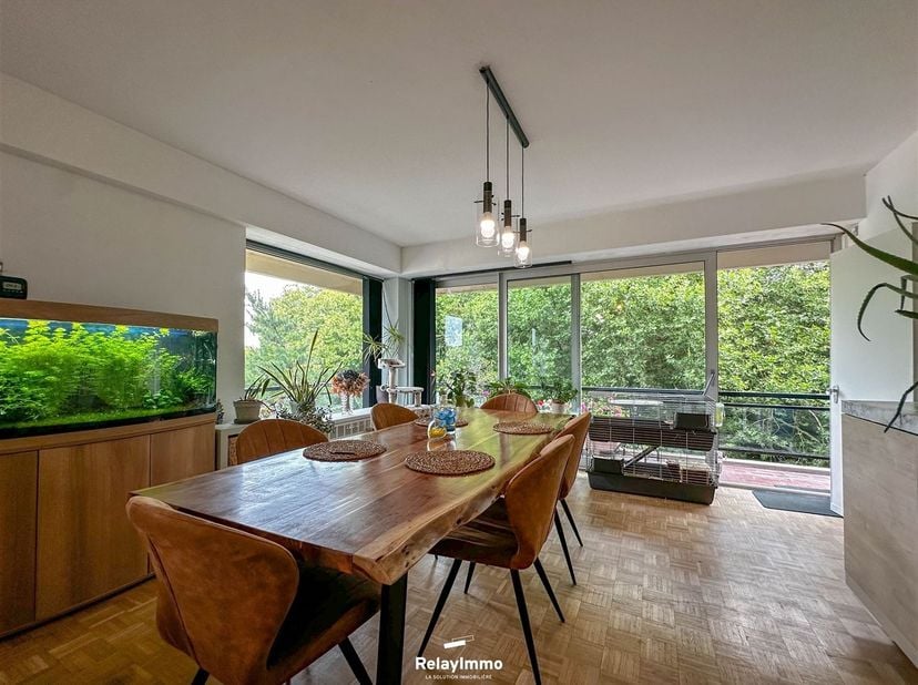 Schitterend appartement op de 7e verdieping van de Résidence "Europe" met drie slaapkamers en een kelder. Het appartement heeft een indrukwekkend uitz