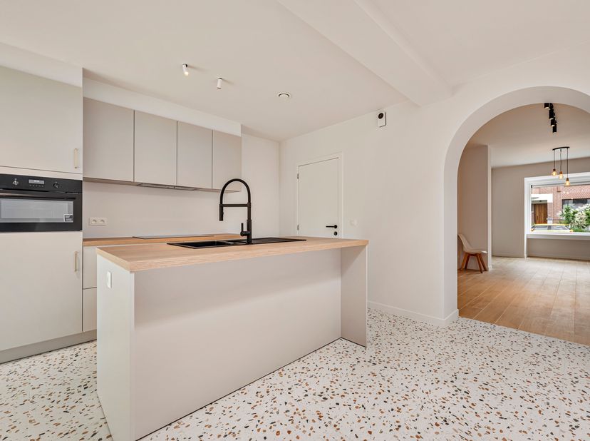 Volledig gerenoveerde woning te koop in Kortrijk<br />
Op zoek naar een instapklare en energiezuinige woning op een toplocatie Kortrijk? Deze volledig