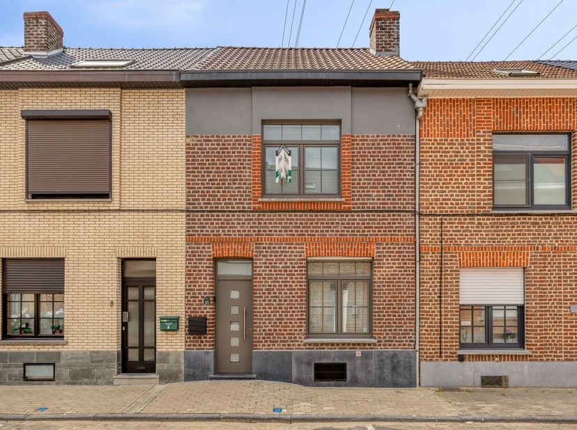 Een bezoek kan enkel telefonisch ingepland worden op het nummer 0496 07 89 48.<br />
Recent gerenoveerde woning met onder meer een bewoonbare oppervla