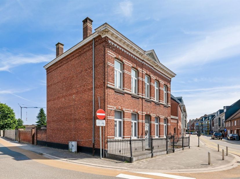 Locatie:<br />
Deze karaktervolle herenwoning is gelegen aan de Bochtenstraat 11 in Rijkevorsel, op een centrale locatie nabij het dorpscentrum. Winke
