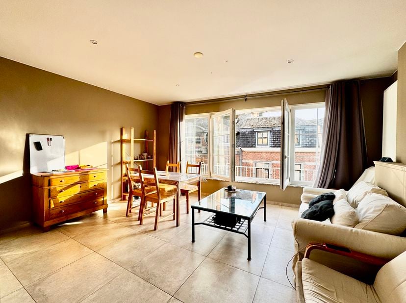 NAMUR, lichte DUPLEX (3 slaapkamers/3 badkamers) vlak bij alle voorzieningen. De woning bestaat op de derde verdieping uit een hal, een woonkamer van