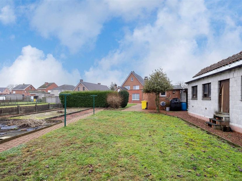 Vrijstaande woning met 3 slaapkamer op circa 1341m².<br />
Indeling:<br />
- Kelder<br />
- Gelijkvloers: inkomhal, woonkamer, veranda, keuken, toilet