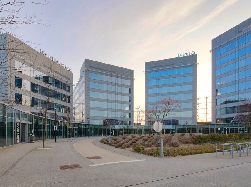Kwalitatieve kantoren van 6.027 m² te huur. Ook andere oppervlaktes mogelijk van 500 m² tot 6.027 m². De kantoren maken deel uit van Airport Plaza Cam