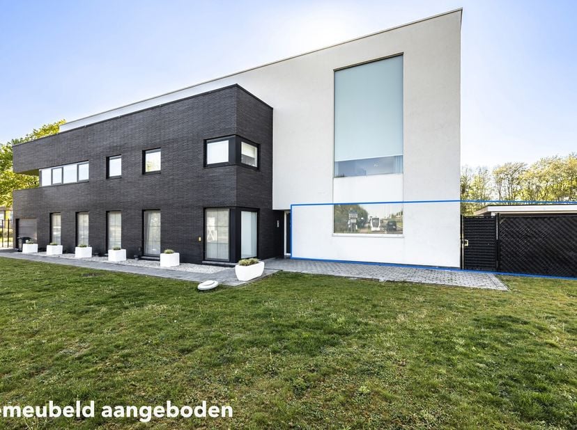 Huurprijs 1.500 EUR per maand <br />
+ 100 EUR per maand voor de ondergrondse autostaanplaats en berging <br />
+ 95 EUR per maand gemeenschappelijke
