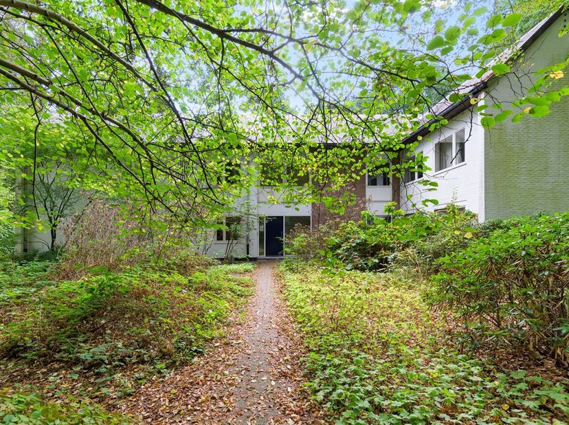 Instapklaar gelijkvloersappartement nabij het centrum<br />
Ligging: verbindingsweg tussen Kapellen en Heide, winkels en openbaar vervoer vlakbij, bos