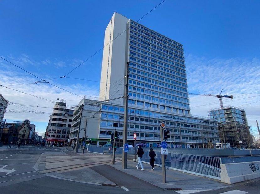 18m² gemeubelde kantoorruimte met 5 werkposten<br />
Ligging: vlakbij centraal station, bus- en tramhalte<br />
Specificaties: ergonomisch meubilair,