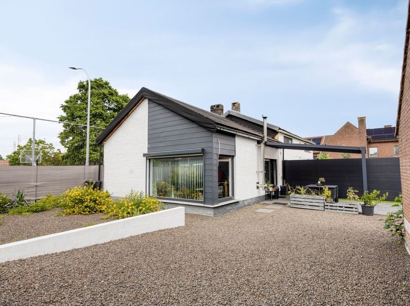 RECENT GERENOVEERDE, GOED ONDERHOUDEN EN LUMINEUZE LAAGBOUWWONING (HALFOPEN BEBOUWING) MET 1 SLAAPKAMER EN TUIN.<br />
 Rustige en autoluwe ligging n