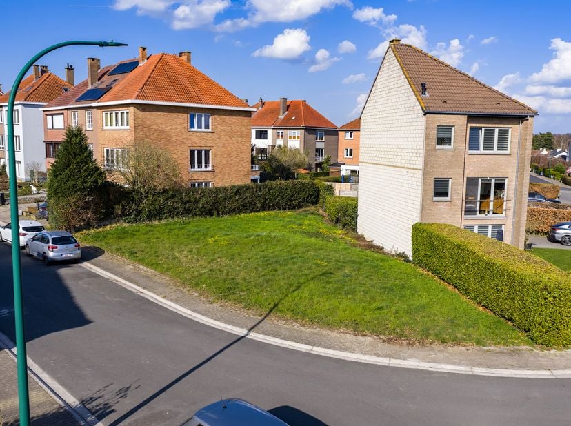 Rhode-Saint-Genèse – dans le quartier « De Hoek », découvrez ce superbe terrain à bâtir de 03 ares 38 ca pour maison 3 façades. Permis octroyé le 15/0