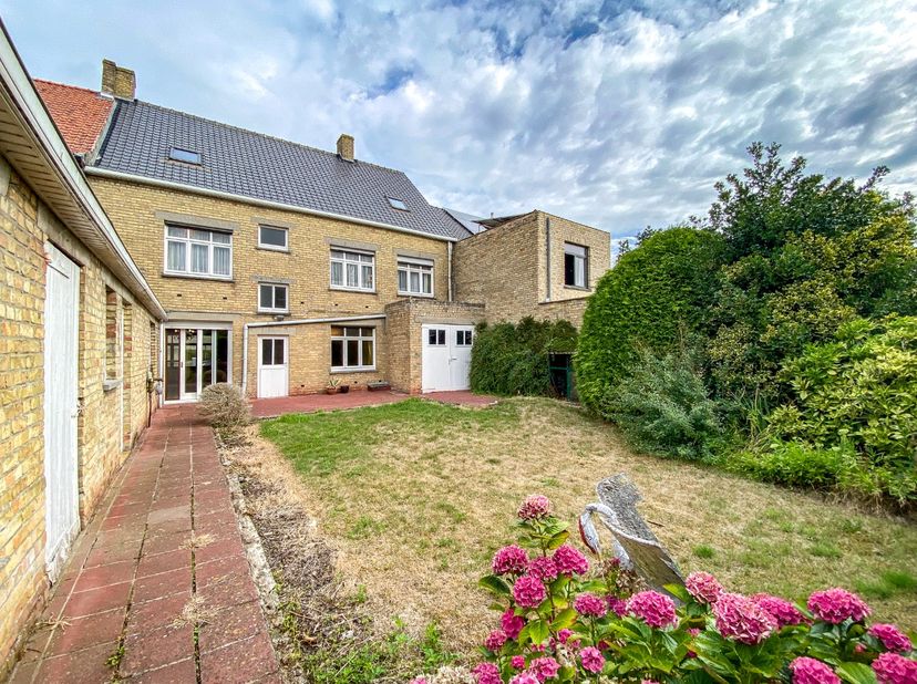 Zeer ruime te renoveren woning op 445 m² met Zuid west georiënteerde tuin. Ontdek deze ruime rijwoning met 5 slaapkamers, garage en zuidwestgerichte t