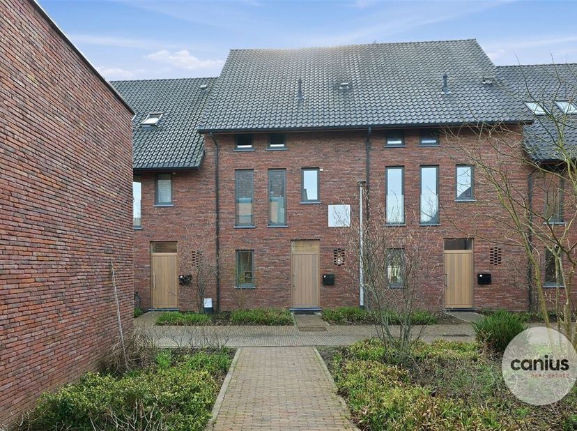 APPARTEMENT AVEC ASCENSEUR PRÈS DU CENTRE VILLE<br />
Cette résidence contemporaine se trouve à Sint-Agneshof 6 à Sint-Truiden.<br />
Nous sommes à di