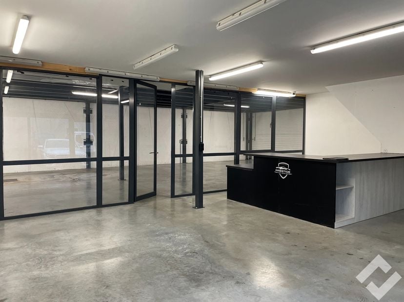 Zeer praktische KMO-unit met studio te huur op bedrijvensite de Campus te Pelt. Deze bedrijvensite is gelegen aan de oprit van de Noord-Zuidverbinding