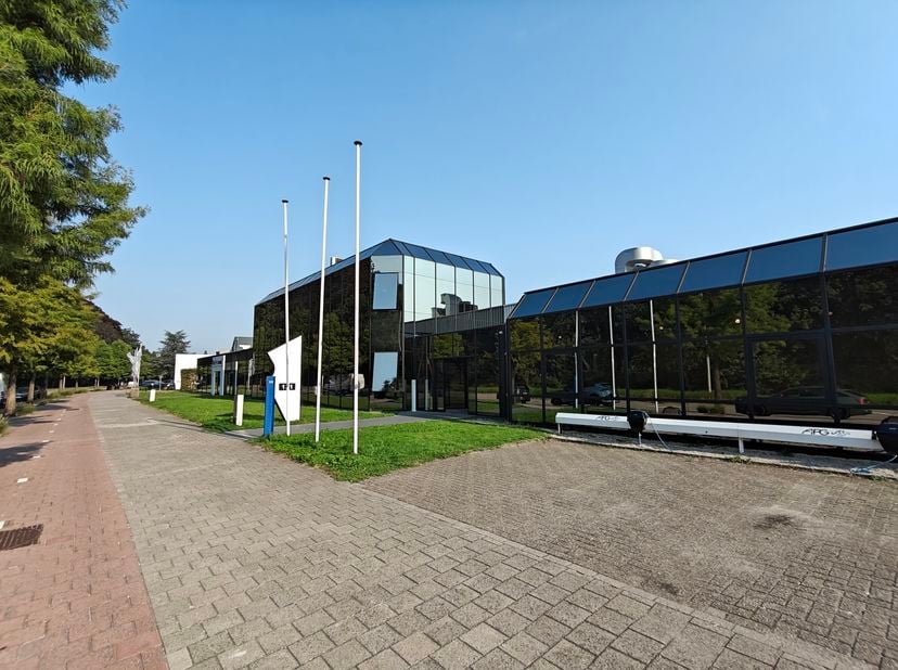 Te huur: Ruim industriegebouw met een modern gerenoveerde kantoorruimte te Wilrijk.<br />
De kantoorruimte met oppervlakte van ca. 471 m² verdeeld ove