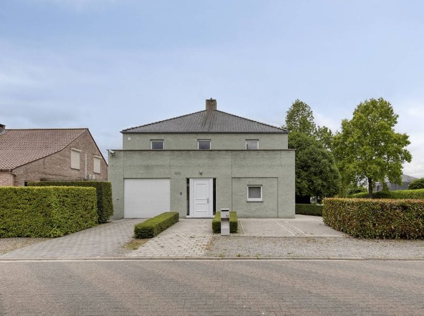 In een gegeerde woonwijk van Hoogstraten bevindt zich deze voormalige dokterswoning met praktijkruimte, gelegen op een mooi perceel met veel privacy e
