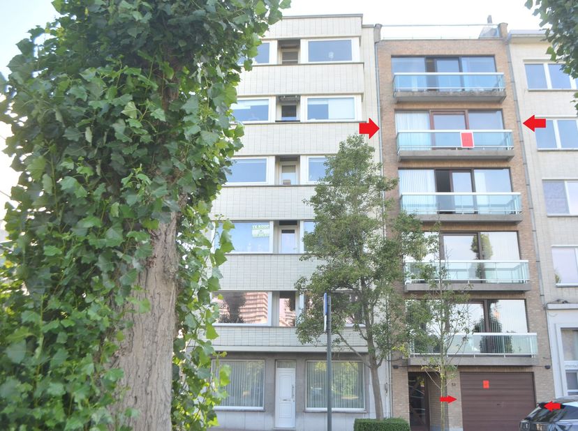 Zonnig twee slaapkamer appartement van 91 m2 te Oostende met dubbel garage en extra berging op het gelijkvloers. Het appartement bevat een living met