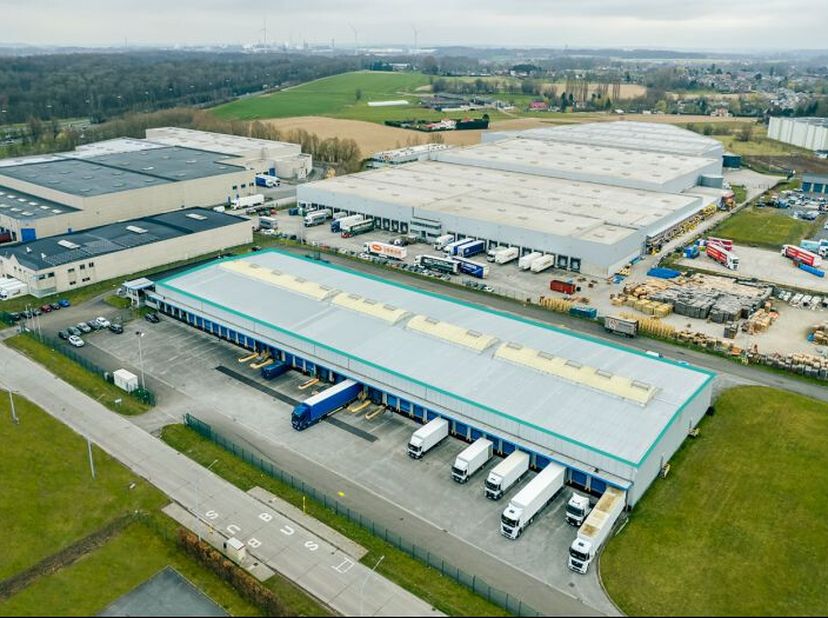 Magazijnruimteenkantoorruimte te huurgelegen aan de Boulevard Millénium in Houdeng-Goegnies, La Louvière. <br />
<br />
 Het gebouw bevindt zich op ee