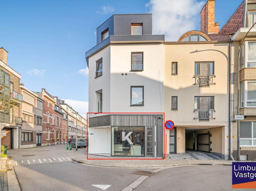 Het kantoorpand aan de Stadsomvaart 165 in Hasselt heeft een grondige renovatie ondergaan, waardoor het nu voldoet aan de meest recente energie-effici