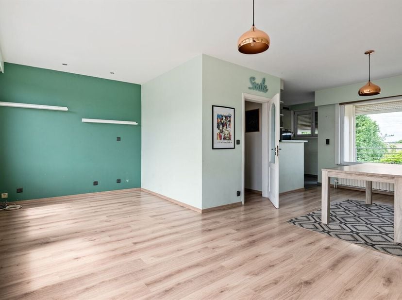 Bel-etage met terras en ruime garage<br />
Ontdek deze opgefriste bel-etage met riant terras en mooie tuin!<br />
Ligging: <br />
Winkels, scholen, op