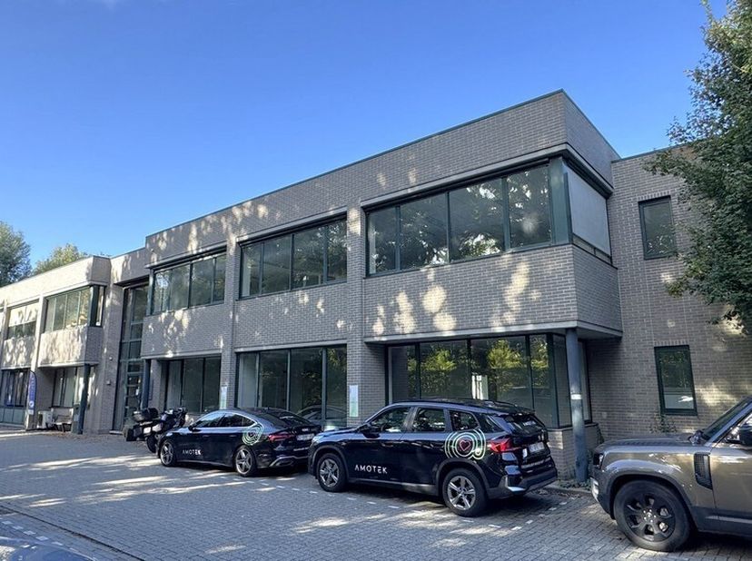 518m² volledig ingericht en instapklaar kantoor op het gelijkvloers (opsplitsbaar vanaf 259m²)<br />
Ligging: vlakbij N171 richting E19 (Antwerpen-Mec