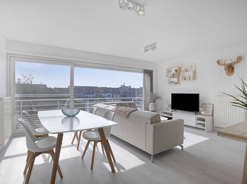 Appartement d'une chambre vraiment prêt à emménager dans un emplacement stratégique avec vue et lumière à Sint-Andries, près de Bruges.<br />
<br />
D