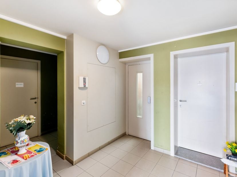 In het bruisende stadscentrum van Izegem bevindt zich dit uitstekend onderhouden opbrengsteigendom, bestaande uit zeven instapklare appartementen en t