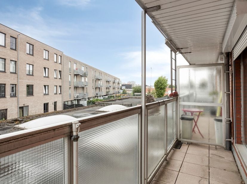 Goed onderhouden en lichtrijk appartement te koop op de eerste verdieping van een kleinschalig gebouw, gelegen aan de Bisschoppenhoflaan 484 in Deurne