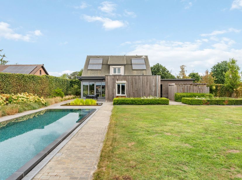 Deze karaktervolle woning is rustig gelegen op een prachtig perceel van ongeveer 1 hectare en biedt tal van troeven voor wie op zoek is naar ruimte, c