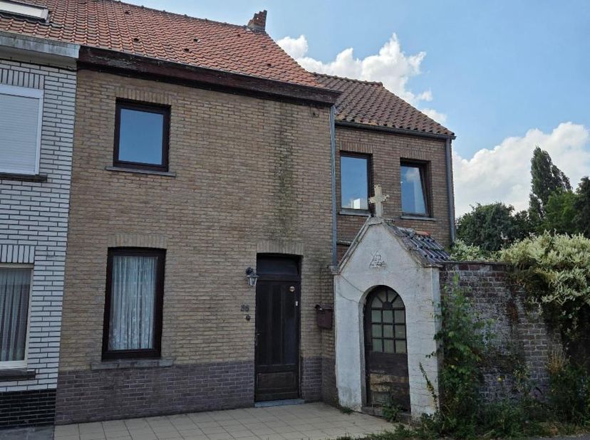 MAISON D'HABITATION AVEC JARDIN<br />
<br />
Une maison d'habitation à rénover avec jardin comprenant au rez-de-chaussée un salon<br />
avec feu au bo