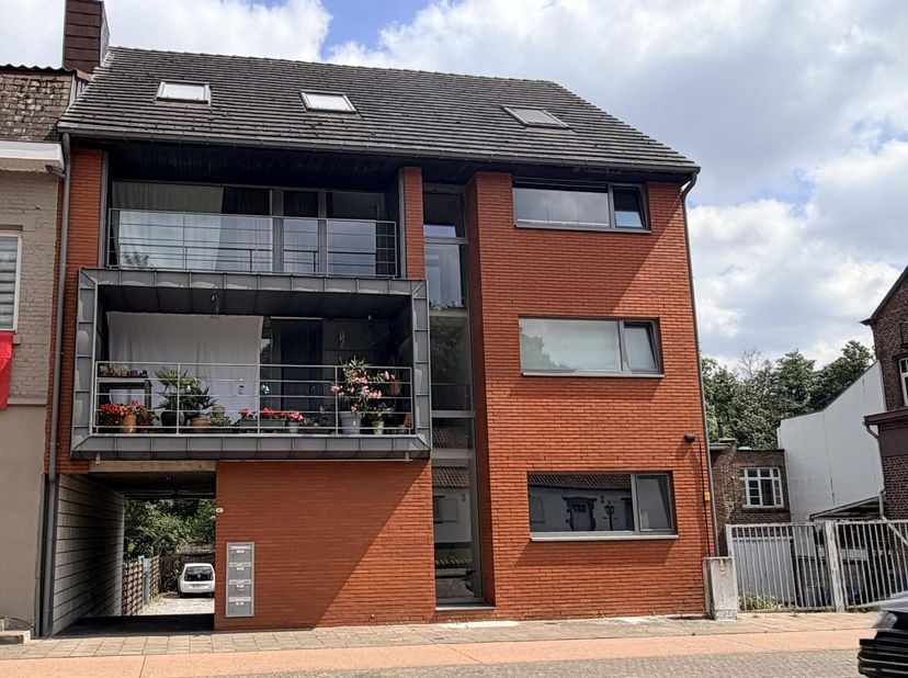 Genk, Vennestraat 387 bus 1: Gezellige duplex met 2 slaapkamers, een bureau en kelderberging.<br />
<br />
Op het gelijkvloers en een tussenverdieping
