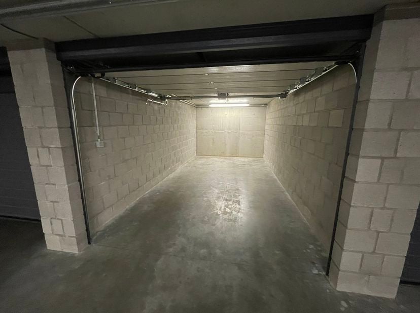 Ruime ondergrondse garagebox met sectionale poort, perfect gelegen in het centrum van Scherpenheuvel.<br />
<br />
Deze garagebox biedt altijd een geg