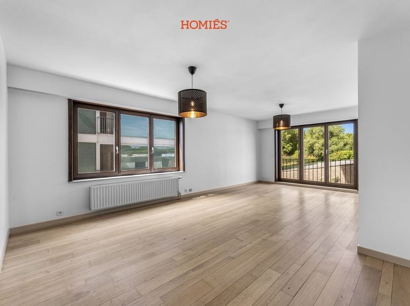 Op zoek naar een ruim appartement waar u onmiddellijk en zorgeloos kunt intrekken? Dan is dit volledig opgefriste gelijkvloerse appartement aan de Wij