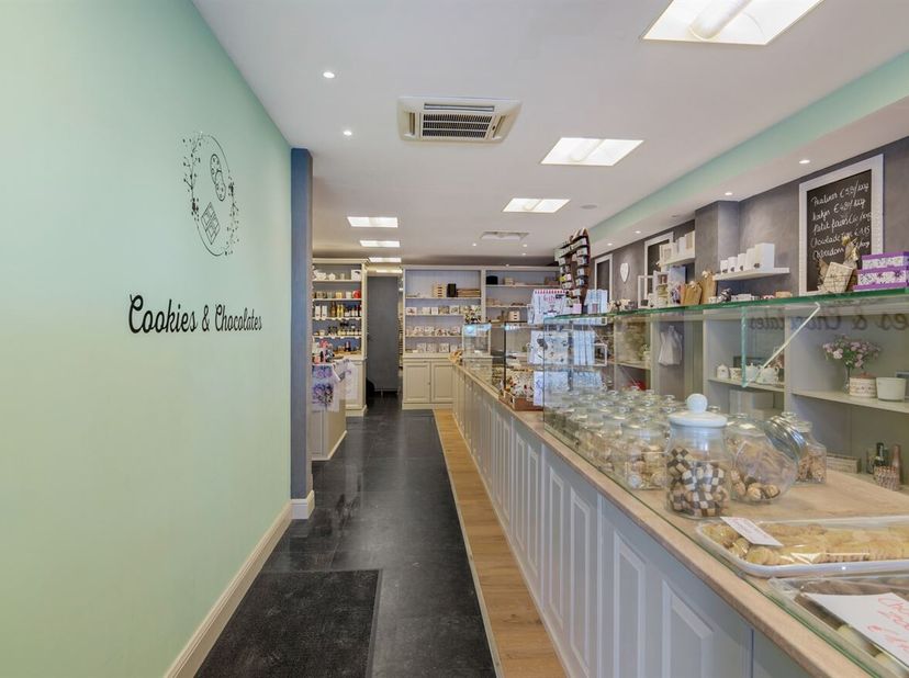 Commerciële ruimte met magazijn en tuin op toplocatie in Brasschaat <br />
Bent u op zoek naar een veelzijdige commerciële ruimte op een uitstekende l