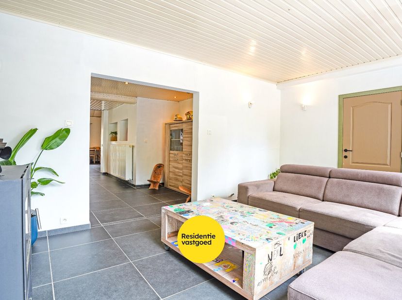 Charmante en verrassend ruime rijwoning op een perceel van 395 m² met tuin, energiezuinige voorzieningen en tal van mogelijkheden te centrum Poperinge
