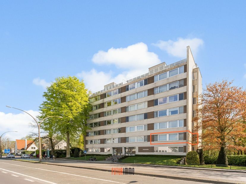Rustgevend, lichtrijk, vlotte bereikbaarheid, conciërge aanwezig in het gebouw, winkels / beenhouwerij / bakker / ..., dit alles in de nabije omgeving