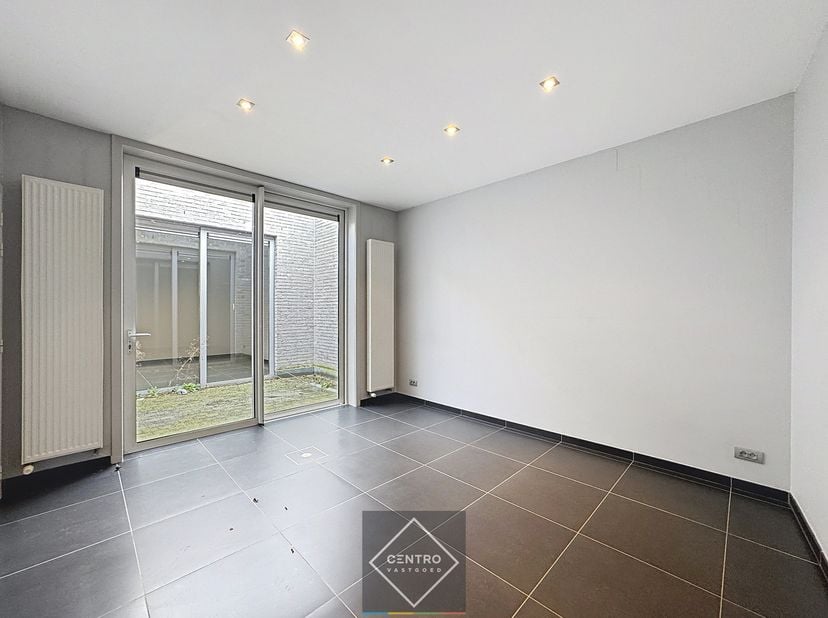 !!OPEN HUIS Zaterdag 13/06 10u - 12u!!<br />
<br />
Centraal gelegen kantoorruimte met mogelijkheid tot ruime garage aan zeer SCHERPE PRIJS!<br />
<br