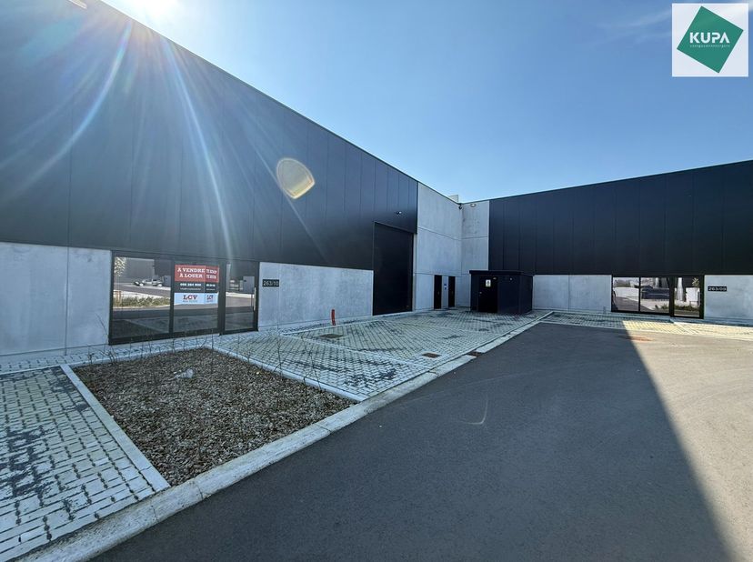 Het nieuwe bedrijvencentrum Steenpoort is strategisch gelegen in Hooglede (West-Vlaanderen), met een uitstekende zichtlocatie langs de N32 en vlotte v
