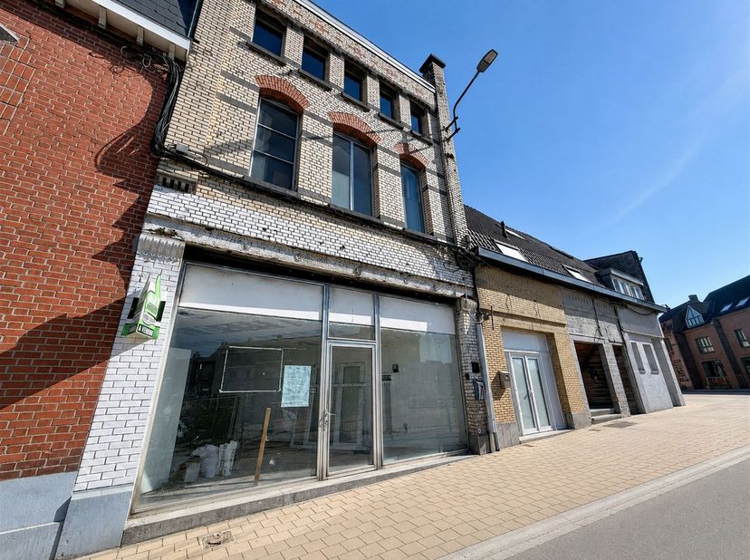 Maison de commerce actuellement avec 3 entités louées à 5 minutes du centre ville de Mouscron<br />
<br />
Il se compose d'un accès privé ( sas comm