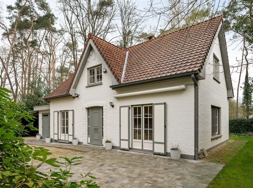Perfect instapklare, volledig vernieuwde woning op een uitstekende locatie nabij het golf- en meerdomein in Keerbergen. Deze charmante en praktisch in
