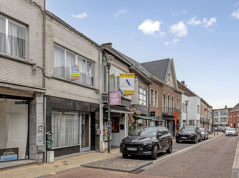 Cette maison avec local commercial est située en plein centre de Liedekerke, dans une artère commerçante importante. La présence de commerces, d'établ