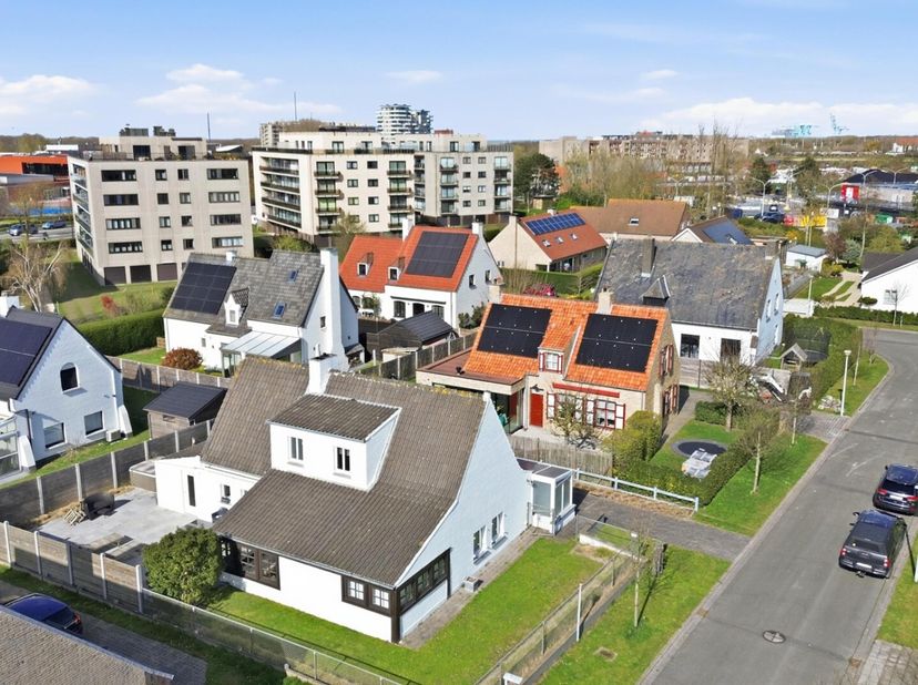 In de rustige en charmante straat De Wandelaar, een doodlopende weg waar enkel buurtbewoners langskomen, bevindt zich deze sfeervolle woning die rust