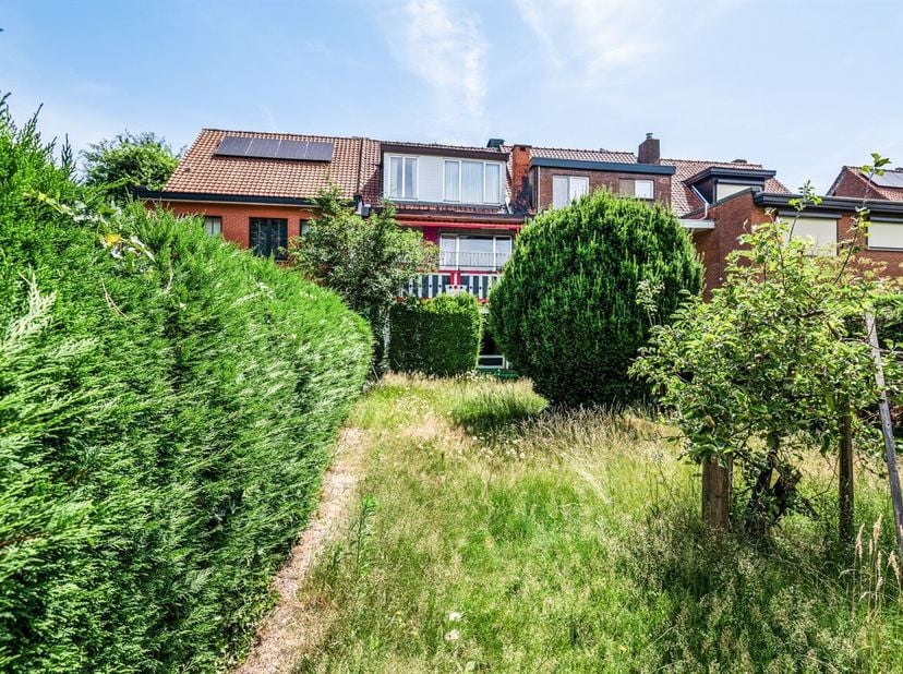 Ruime bel-étagewoning (189m²) voorzien van 3 slaapkamers, dubbele garage en prachtige tuin op toplocatie!<br />
Ligging: Gelegen op een centrale toplo
